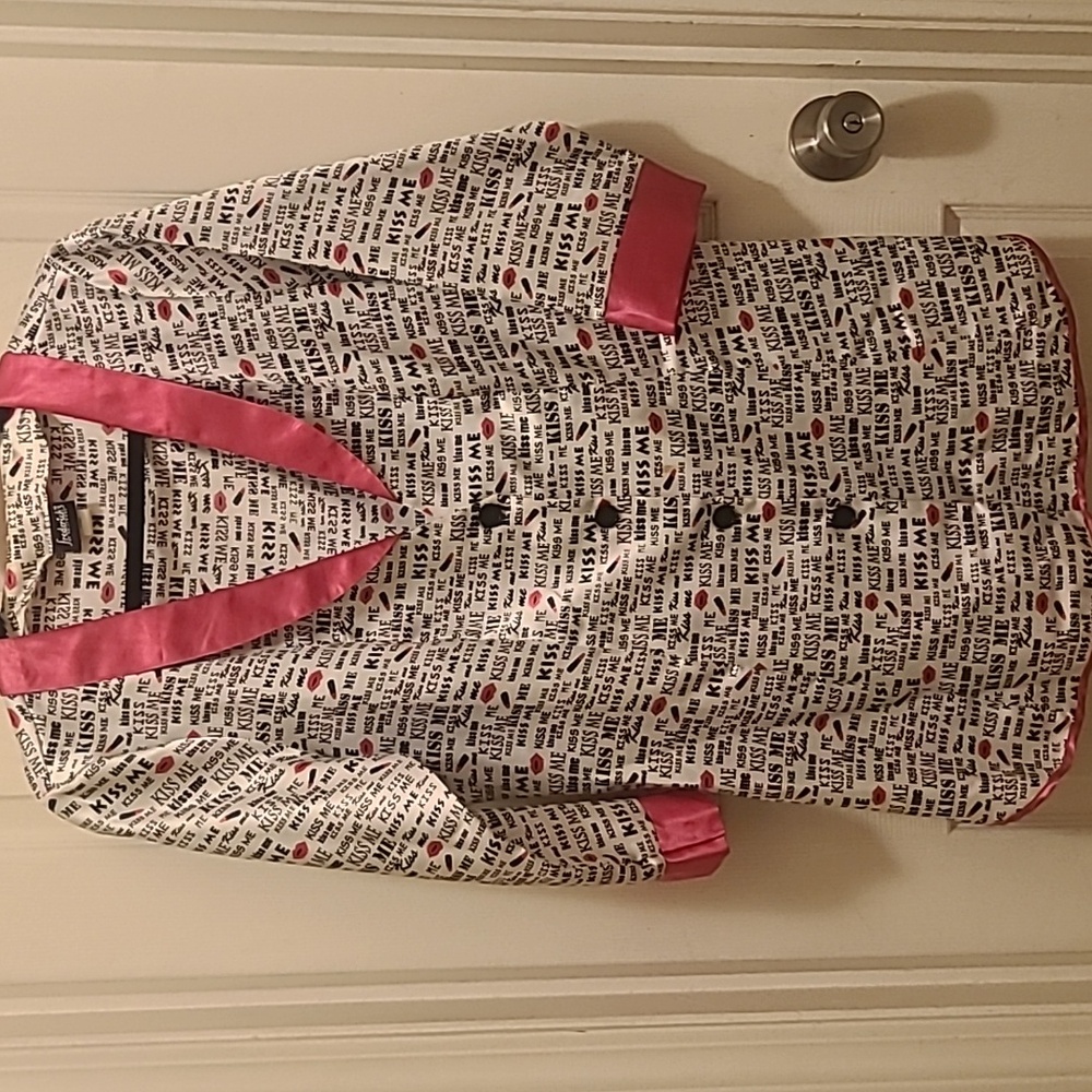 Frederick's of Hollywood kiss me pajama top. Pink, white and black.